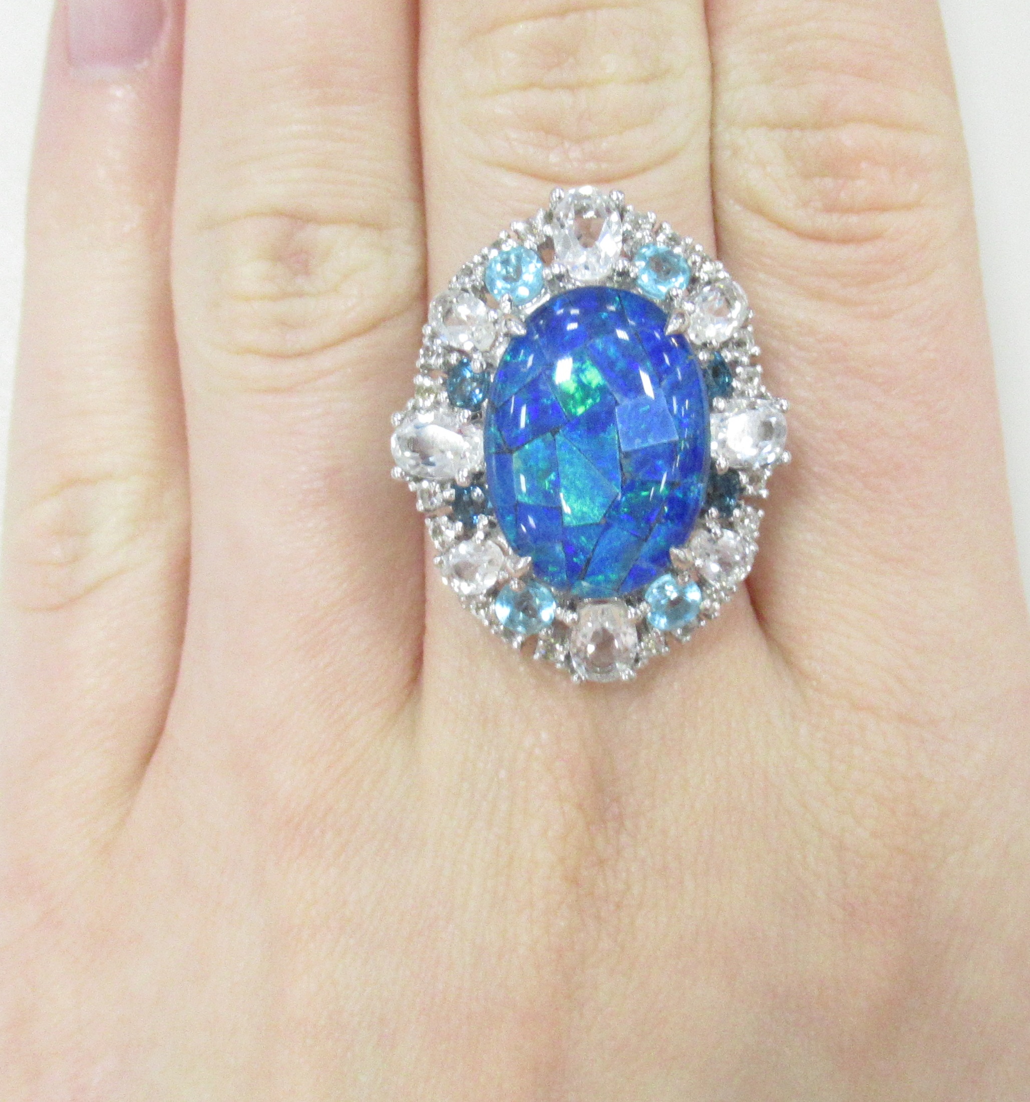 Серебряное кольцо 925 пробы; вставки 4 Апатит 0,84ct; 8 Топаз бел. 5,8ct; 20 Циркон бел. 0,7ct; 4 Топаз Лондон 0,54ct; 1 Опал триплет синий 6,65ct;